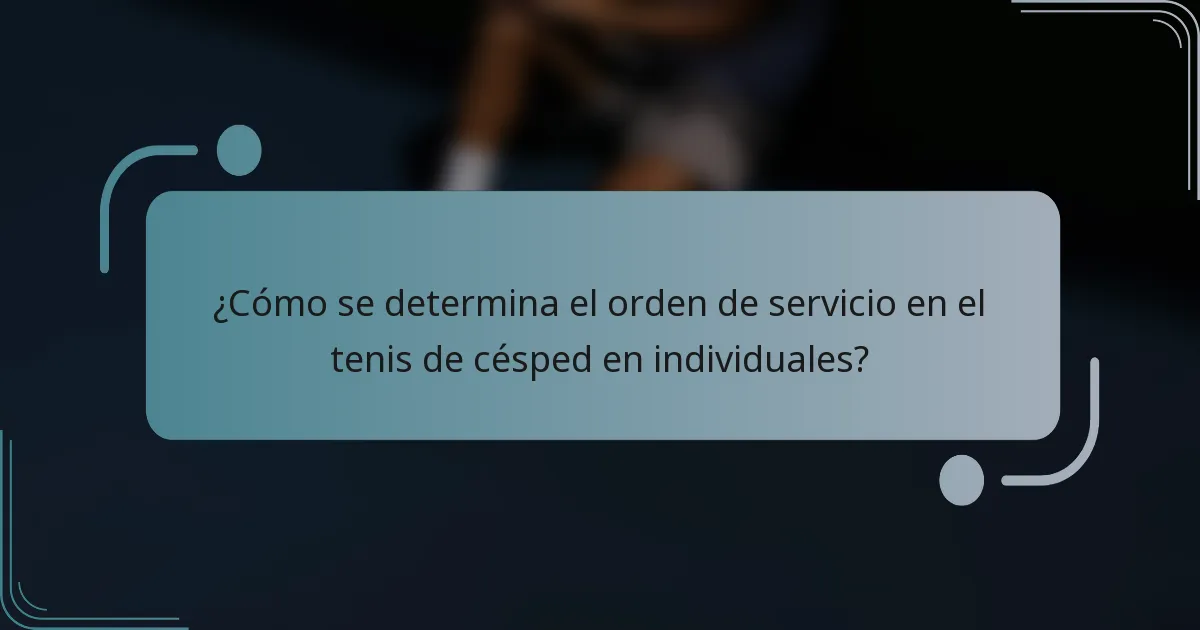 ¿Cómo se determina el orden de servicio en el tenis de césped en individuales?